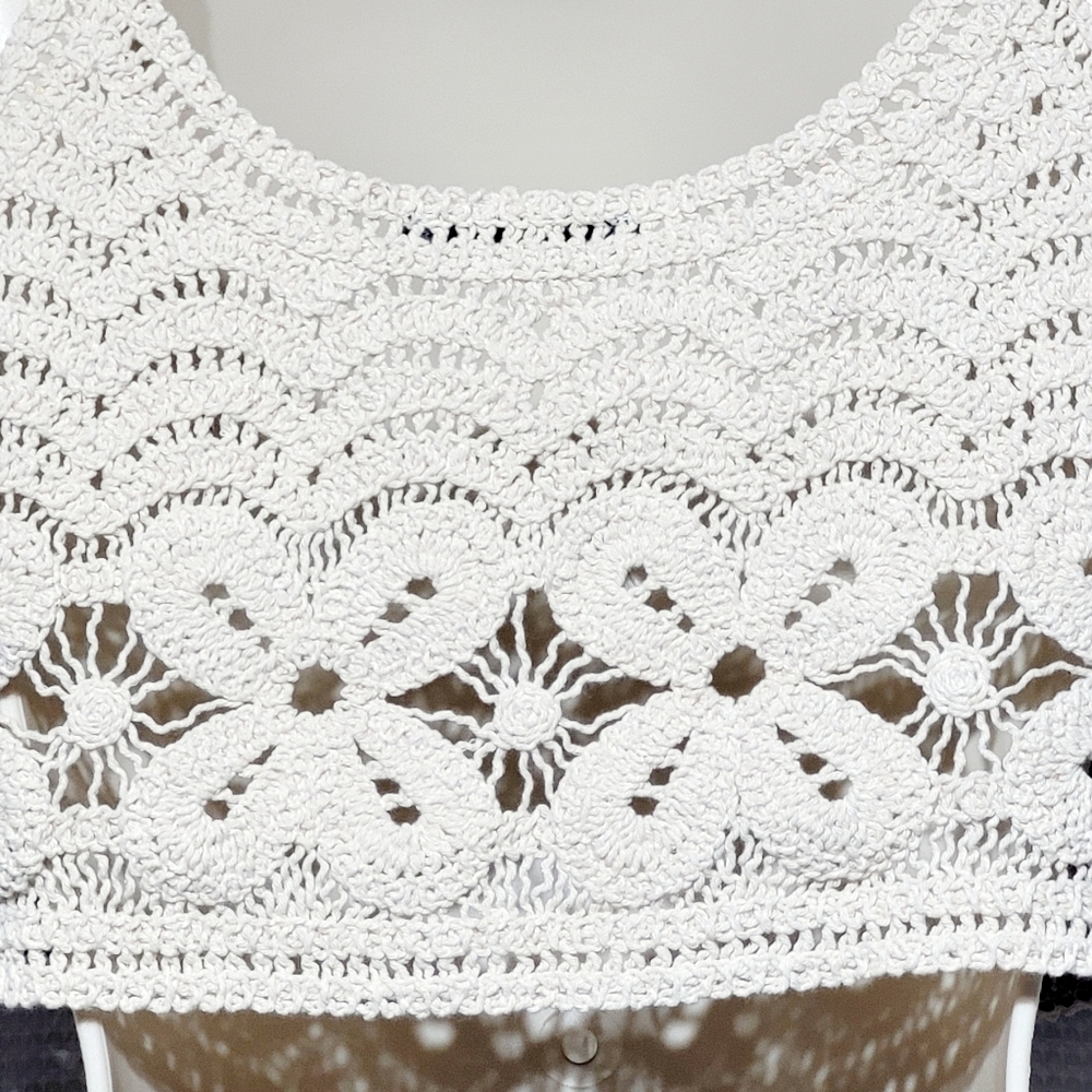 SHEIN Floral Crochet Crop Halter Top (4 / S) - Picture 4 of 8